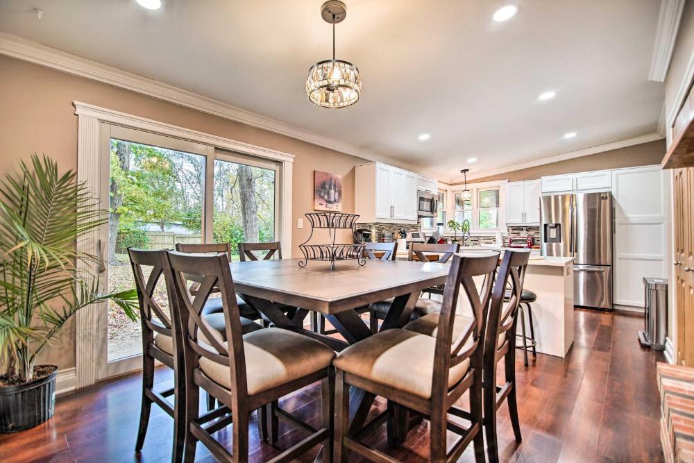 Fenced Yard Fox River Grove Home, Dogs Welcome
